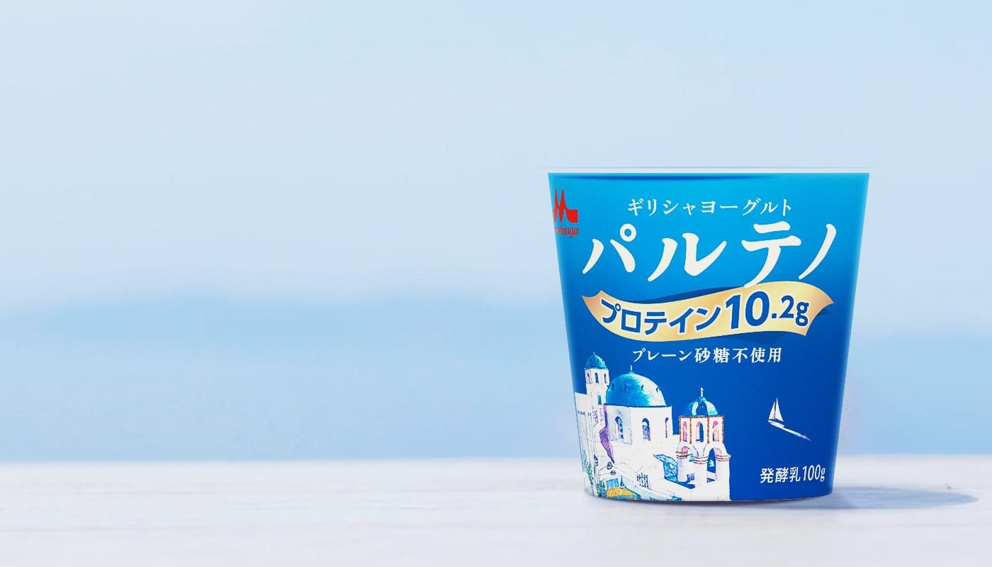 パッケージデザインにギリシャの⾵景とパルテノブルー